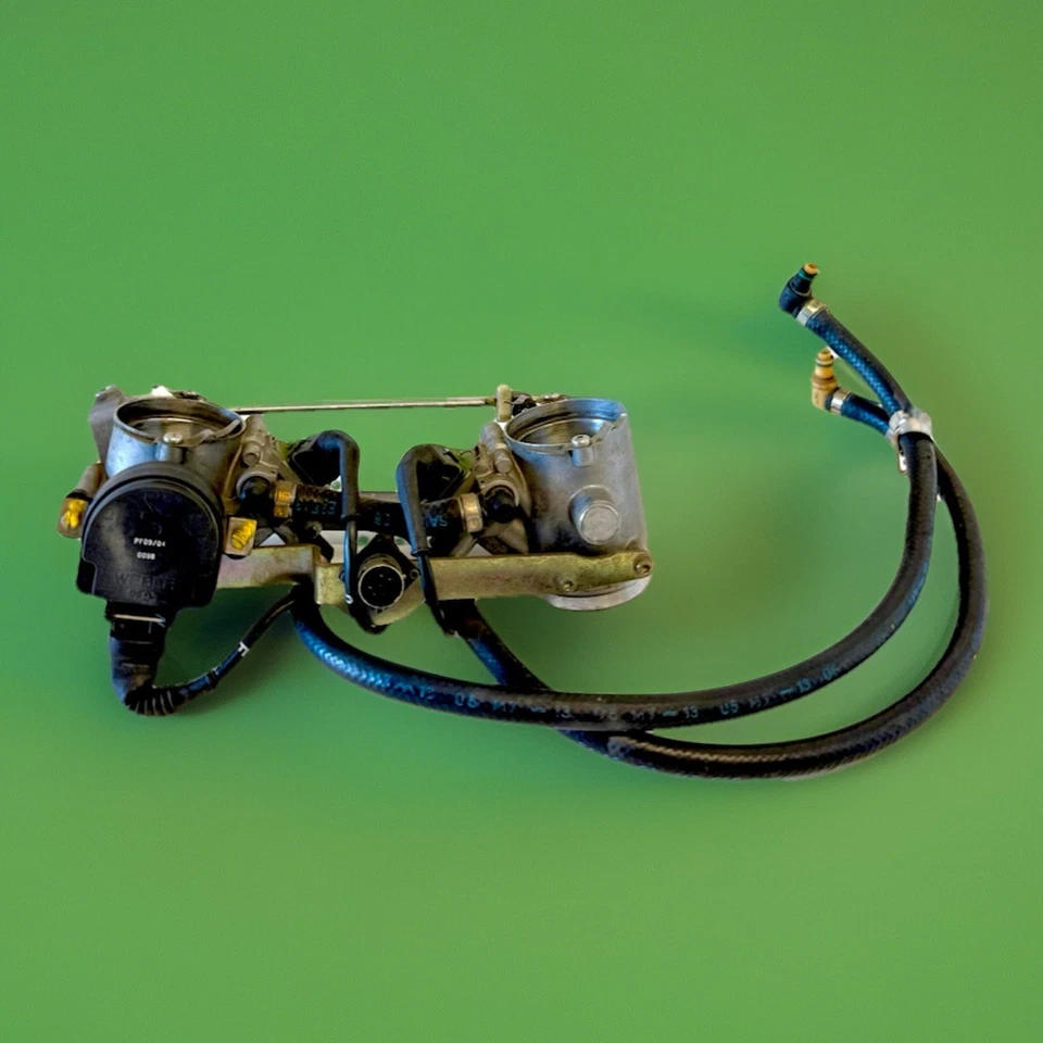 Cuerpos de acelerador originales Ducati 916 748 desconexión rápida líneas de combustible inyectores Foto 1 de 4