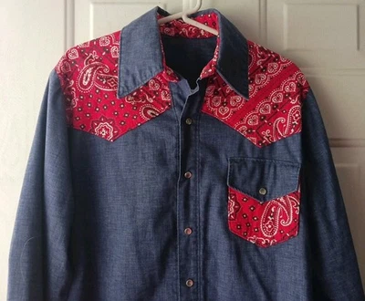 Camisa de vestir occidental retro vintage años 60 ~ hecha a mano ~ única en su clase ~ aspecto de denim y estampado BANDANA * M/L Foto 1 de 4