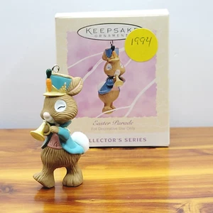 OSTERN Parade FRÜHLING Punze Andenken Ornament Hase spielt Horn Vintage 1994 - Bild 1 von 18