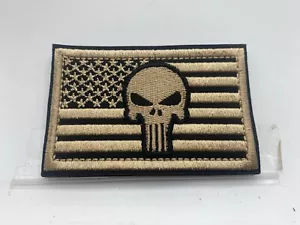 TOTENKOPF AUF FLAGGE Neu BESTICKTER NAMENSAUFNÄHER MIT HAKENRÜCKEN - Bild 1 von 1