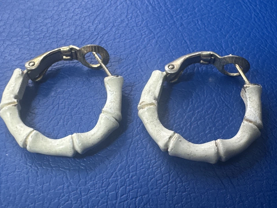 Trifari jewelry/Trifari bone earrings, white/gold toned TRI 39 - Image 1 of 4