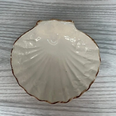 Plato Le Grande Buffet Sabatier en forma de concha de colección con adornos dorados apto para lavavajillas  Foto 1 de 4