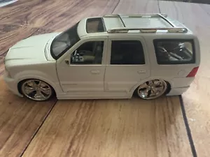JADA TOYS 1:24 DUB CITY WHITE LINCOLN NAVIGATOR W/ SPINNER RIMS Read Descrip - Picture 1 of 21
