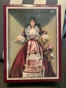 NUEVO VESTIDO BARBIE Victoriana Barbie con Oso Cedric ENCAJE ROSA SATINADO SIN PRECIO BASE - Imagen 1 de 3