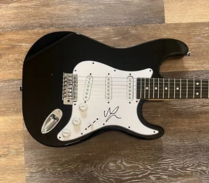 * MICHAEL CLIFFORD * signed electric guitar * 5 SECONDS OF SUMMER * 5SOS * 1 - Picture 1 of 2