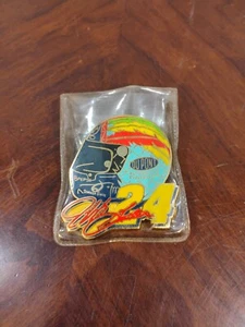 Jeff Gordon 24 Dupont Pin Multicolor NASCAR - Picture 1 of 3
