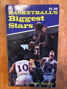 Libro vintage de baloncesto de las estrellas más grandes de Angelo Resciniti con magia en portada - Imagen 1 de 3