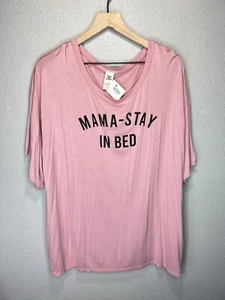¡NUEVO! Camiseta para mujer Sew In Love gráfica mamá-estancia en la cama rubor top 2X - Imagen 1 de 4