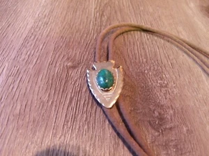 COLLECTIBLE ARROWHEAD GREEN STONE BOLO TIE - Picture 1 of 2