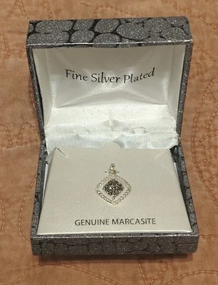 Colgante de marcasita genuino de 1 pulgada Acento de color de estrás negro plateado Foto 1 de 4
