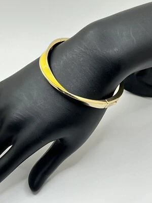 "Brazalete Kate Spade tono amarillo y dorado se adapta a muñeca de hasta 7""" Foto 1 de 4