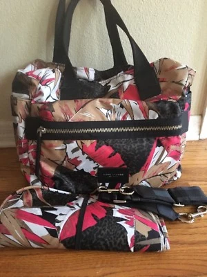 NUEVO CON ETIQUETAS BOLSA DE PAÑALES MARC JACOBS ESTAMPADO DE PALMA NYLON MOTOCICLISTA BEBÉ + CAMBIADOR PRECIO DE VENTA SUGERIDO POR EL FABRICANTE $320 Foto 1 de 4
