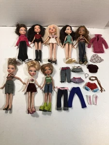 Bambola Bratz lotto di 8 con abiti e scarpe e accessori extra - Foto 1 di 21