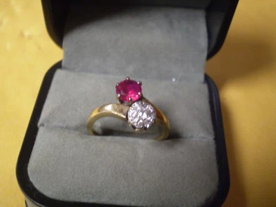 Anillo de oro amarillo de 14 quilates con racimo de 7 diamantes y rubíes para dama de 3,3 gramos Foto 1 de 4