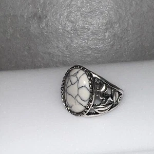 White Stone Metal Ring, Fashion Jewelry Size 8.75 US ✅ (167) - Picture 1 of 6