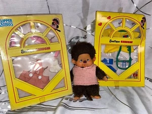 Sekiguchi 1974 MONCHHICHI Figur & 2 x OVP Outfits Monchichi Rarität *w162* - Picture 1 of 6