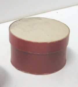 Poupée antique carton miniature boîte chapeau rouge 