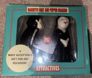 Pacific Giftware Vampire Love at First Bite Magnético Beso Cerámica Sal y Pe - Imagen 1 de 3
