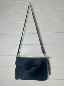 Clutch Schultertasche Kuriertasche schwarz Echtleder Kalbshaar goldfarben Reißverschluss neu ohne Etikett - Bild 1 von 7
