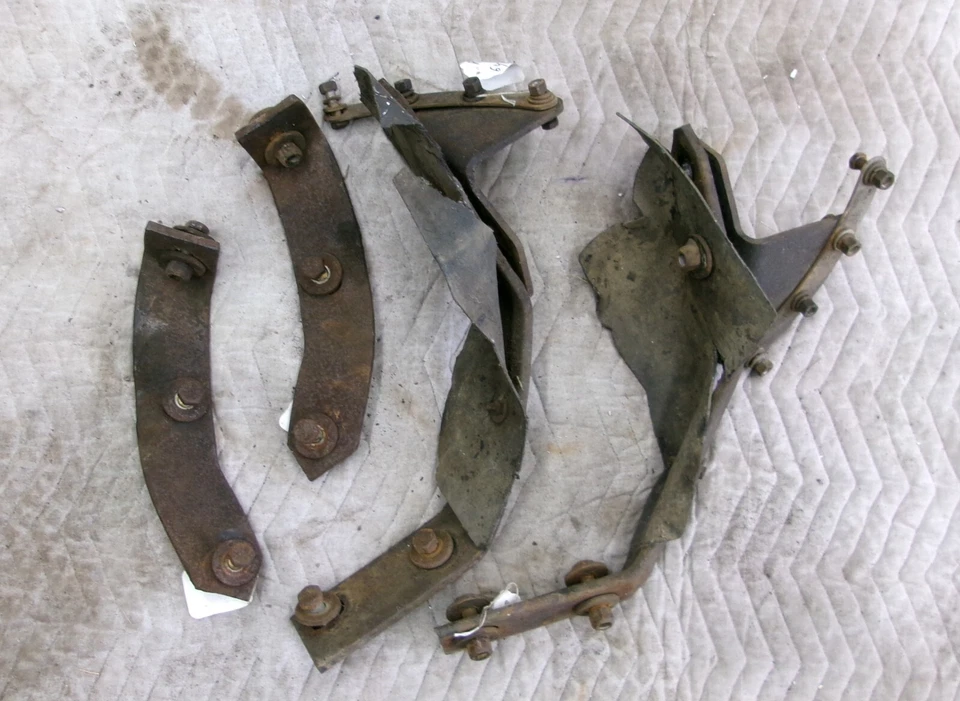 Juego completo de soportes de parachoques trasero Cadillac 1964 con pernos de colección OEM Foto 1 de 4