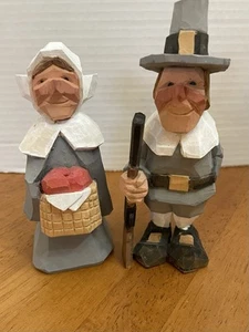 Handgeschnitzte und bemalte John & Priscilla Figuren von R. Nagel signiert und datiert - Bild 1 von 7