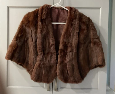 Mantón con capa de piel vintage etiqueta autoridad para mujer invierno otoño frío MCM ópera Foto 1 de 4