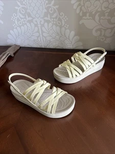 Sandalias de plataforma Crocs Brooklyn con tiras de cuña baja para mujer amarillo cremoso talla 8 - Imagen 1 de 6