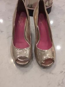 LILLY PULITZER Gold Leather Resort Chic Peep Toe Wedge Pumps Sz 6.5 - Picture 1 of 10