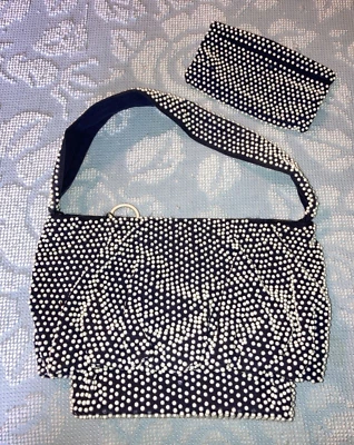 Bolsa de ombro vintage MCM azul marinho branca de plástico com miçangas com carteira combinando - Imagem 1 de 4