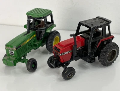 Lote De Colección De 2 Juguetes Tractores Pequeños John Deere Verde Y Estuche Rojo Internacional Bien Usados Foto 1 de 4