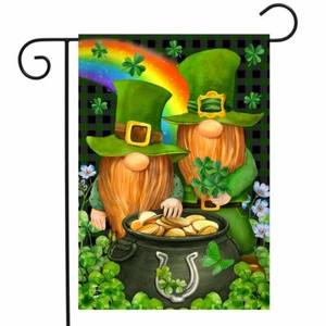 FM110 CARINI GNOMI IRLANDESI ST. PATRICKS GIORNO 12""x18"" BANDIERA GIARDINO STRIARWOOD - Foto 1 di 1