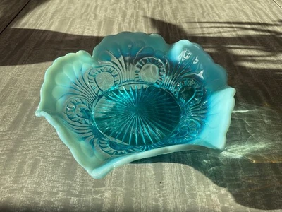 Jefferson 玻璃乳白色浅蓝色眼睛和卷轴图案脚碗 — 第 1/4 张图片