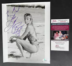 Kim Basinger ~ signed/signiertes 8x10 Foto ~ Beach Pose ~ JSA COA AK99420 - Bild 1 von 6