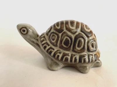 Estatuilla de cerámica de tortuga pequeña firmada por Howard Pierce Foto 1 de 4