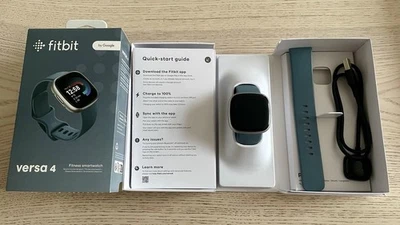 Fitbit Google Versa 4 Fitness Smartwatch Platin Armband Wasserfallblau NP 199 € - Bild 1 von 4