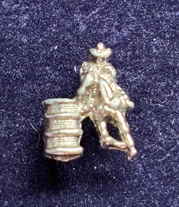 VINTAGE BARREL RACING HORSE & RIDER EQUESTRIAN WHITE MEDAL TIE PIN BADGE - Picture 1 of 3