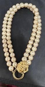 Collana Vintage KJL per Avon Tono Oro Chiusura Leone Doppio Filo Finta Perla 16" - Foto 1 di 5