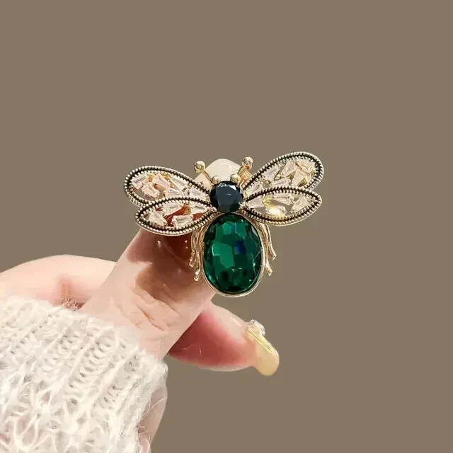 Broche prendedor de abeja miel esmeralda verde simulado corte ovalado de 2 quilates enchapado en oro amarillo de 14 k Foto 1 de 4