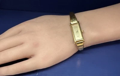 Reloj Mujer Gucci 1500L Tono Amarillo 6” Brazalete Cuarzo Necesita Batería Foto 1 de 4