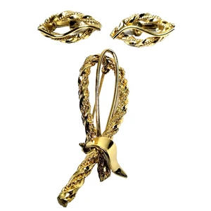 Juego de 3 broches de nudo estilizado liso y texturizado y pendientes de clip a juego - Imagen 1 de 7