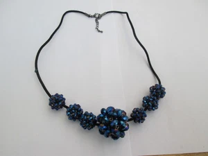 COLLANA IN CORDA NERA CON PICCOLI PENDENTI DI PERLE DI COLORE BLU - Foto 1 di 3