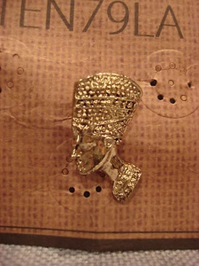 TEN79LA BOUTIQUE DESIGNER ÄGYPTEN NOFRETETE METALL ANSTECKNADEL BROSCHE - BRANDNEU - Bild 1 von 1