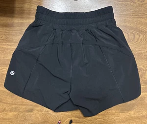 Lululemon Black Track That Mid-Rise Shorts 5” size 2 EUC - Picture 1 of 3