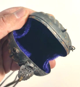Antique Old Brass Clam Shell Filigree Clutch Lock Coin Purse Purple Velvet Lined - Picture 1 of 5