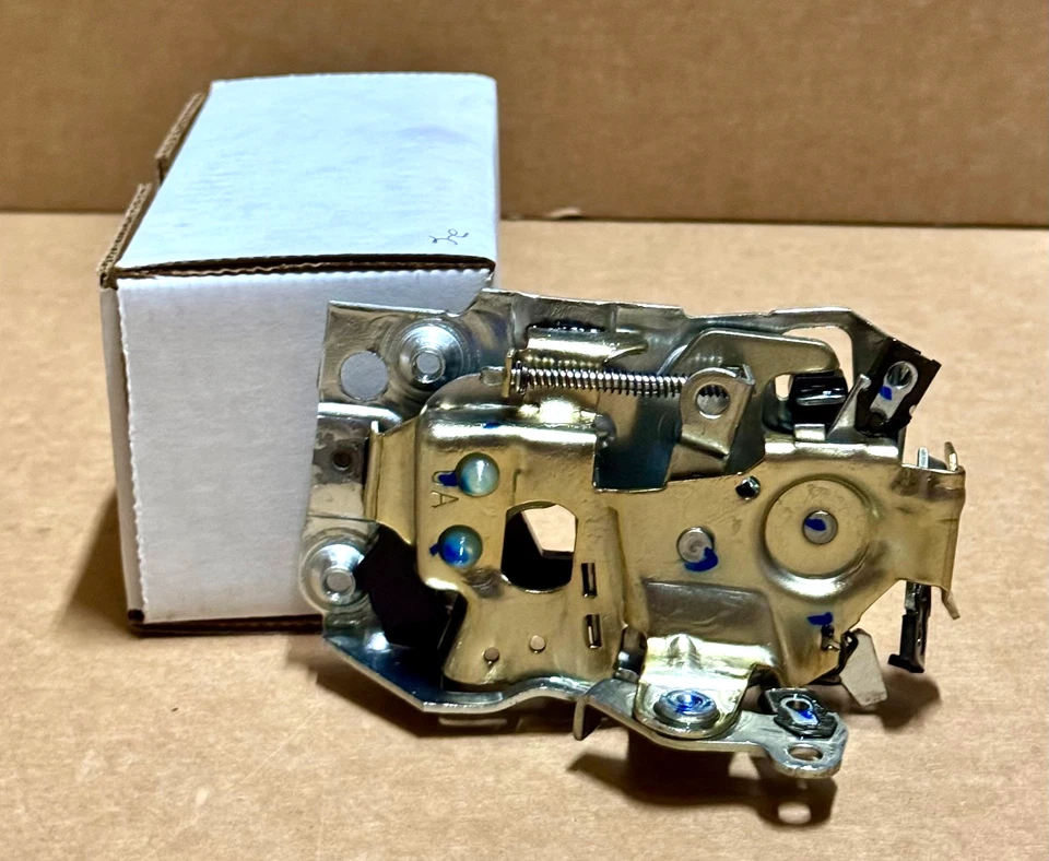 Оригинальная защелка для передней пассажирской двери GM Chevy/GMC C1500, C2500, C3500 #16631626 - Изображение 1 из 4