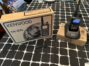 Kenwood TH-D74A THD74A Tri-Band Handheld Transceiver Radio w/ Accessories Tested - Zdjęcie 1 z 11