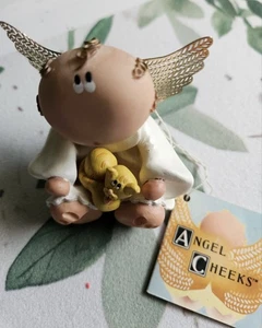 ENGELSWANGEN HALTEN EINE KATZE - Bild 1 von 2