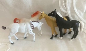 Vintage 4 Plastik Pferde 1 gemarkt Jaru und 4 Plastiksättel 1 gemarkt 1996 - Bild 1 von 7