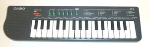 Vintage Casio SA-2 Mini Sintetizzatore Tastiera Elettronico 32 Tasti NO COPRI BATTERIA - Foto 1 di 8