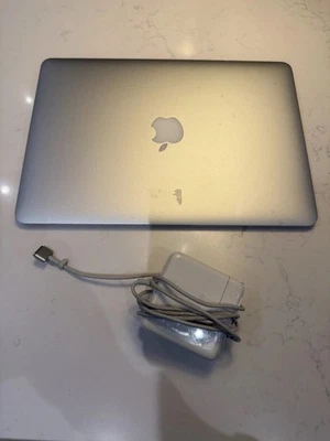 2017 Apple MacBook Air 13.3" i5 1.8GHz 8GB RAM 128GB SSD prata A1466 - Imagem 1 de 4